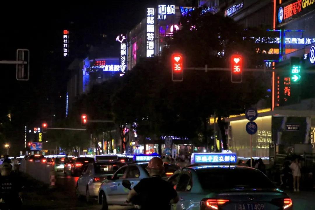七夕長(zhǎng)沙，愛心紅綠燈正在上演！