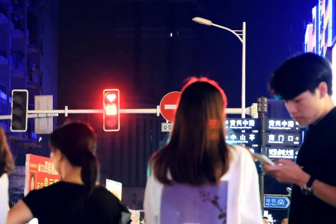 七夕長(zhǎng)沙，愛心紅綠燈正在上演！
